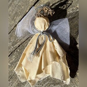 Pair of Vintage Angels, small muslin cloth. One silver trim, one gold trim.